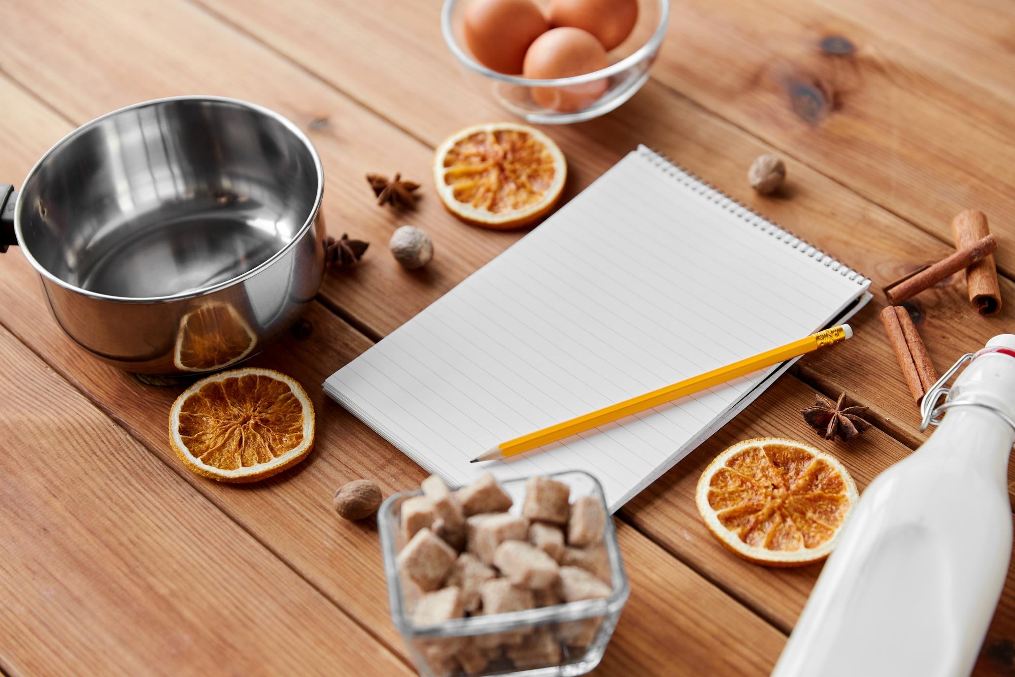 Corsi online: tavola apparecchiata con utensili e quaderni di ricette