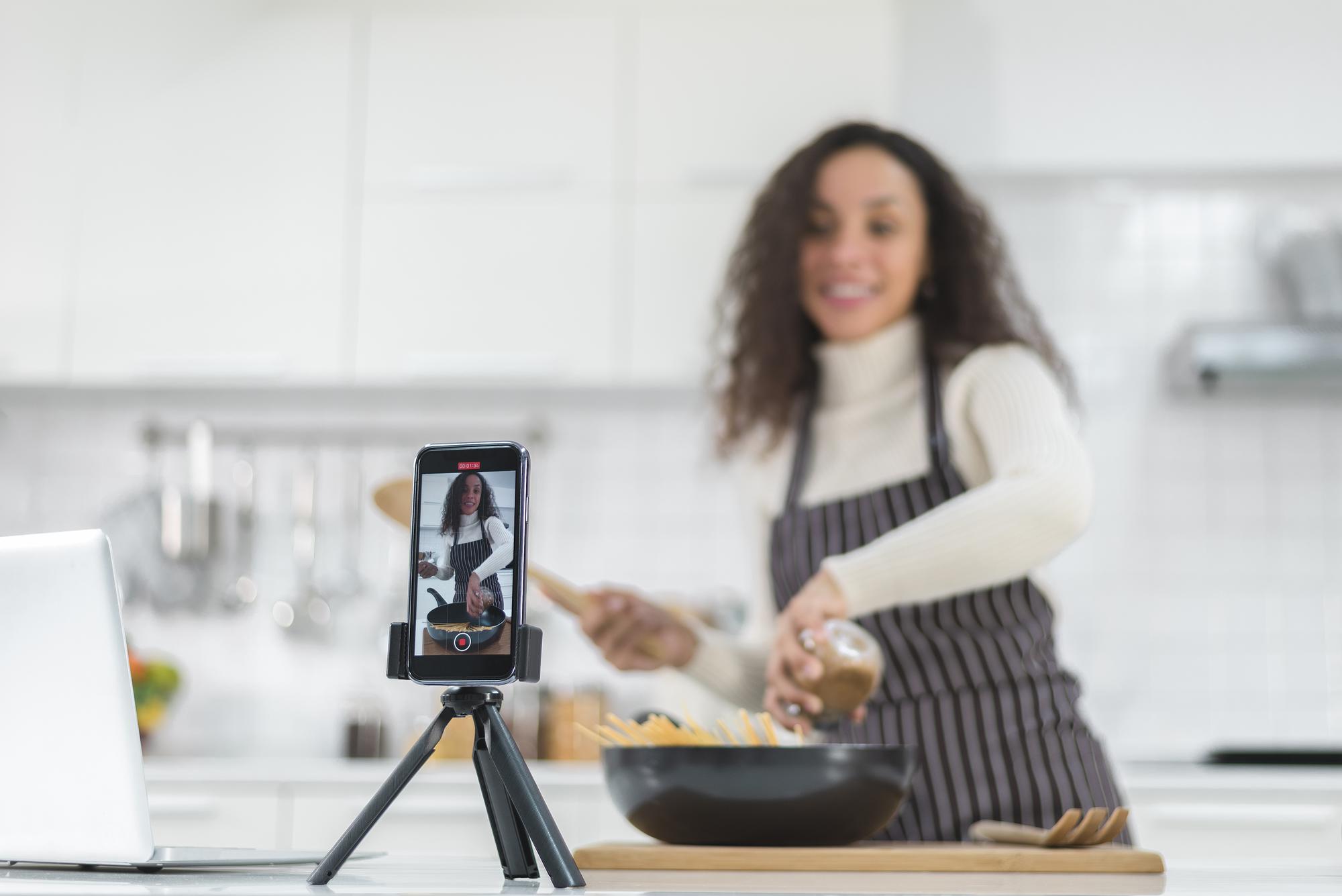 Mentore in videochiamata che mostra una tecnica di cucina